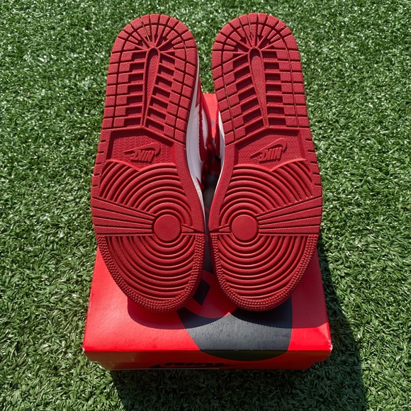 Air Jordan 1 ‘Newstalgia Chenille’
Size 6y 
9/10 Condition 
Buy Now $100 - Picture 7 of 7